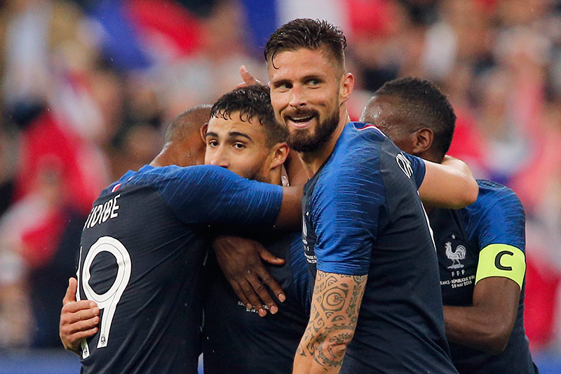 Jugadores de Francia celebran el gol de Fekir
