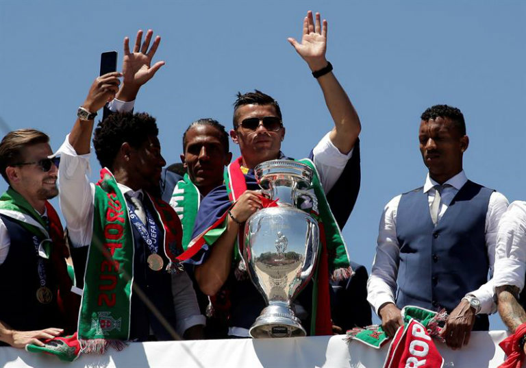 Cristiano Ronaldo con  el trofeo de la Eurocopa 2016