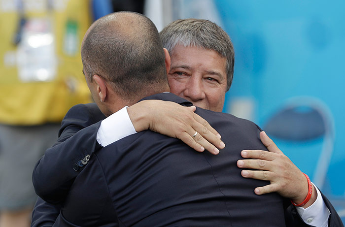 Martínez se abraza con el Bolillo Gómez antes del juego