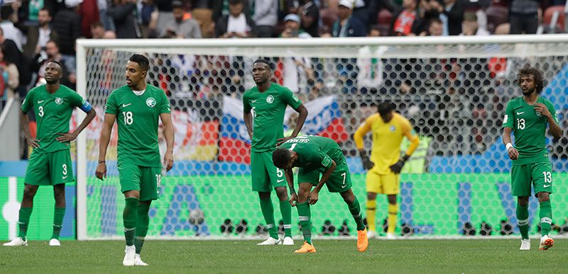 Jugadores de Arabia Saudita se lamentan tras la derrota