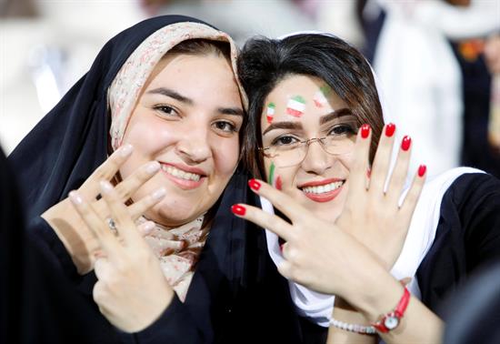 Mujeres de Irán lucieron muy felices en el estadio de Teherán