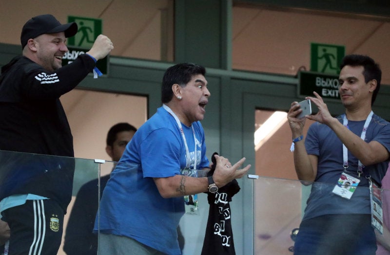 Maradona vivió el juego de Argentina al borde de la butaca
