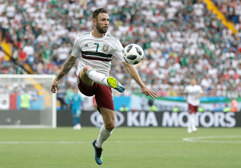Layún baja el balón en un juego con México durante la Copa del Mundo