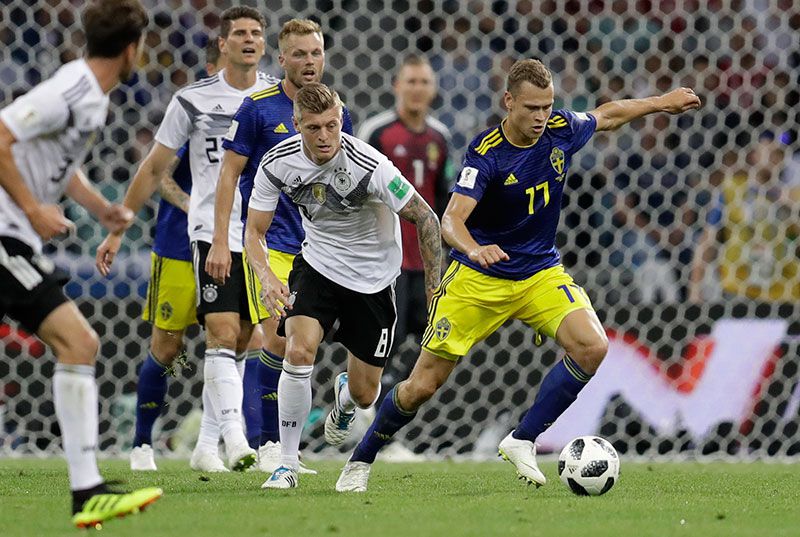 El delantero de Suecia controla el balón en el juego ante La Mannschaft