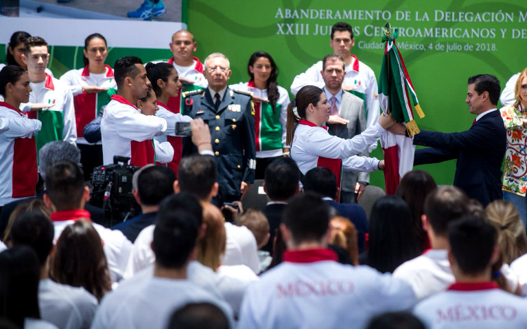 Peña Nieto entrega el lábaro patrio a Alejandra Zavala