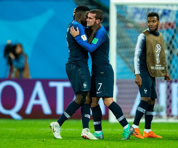 Umtiti abraza a Griezmann tras juego contra Bélgica