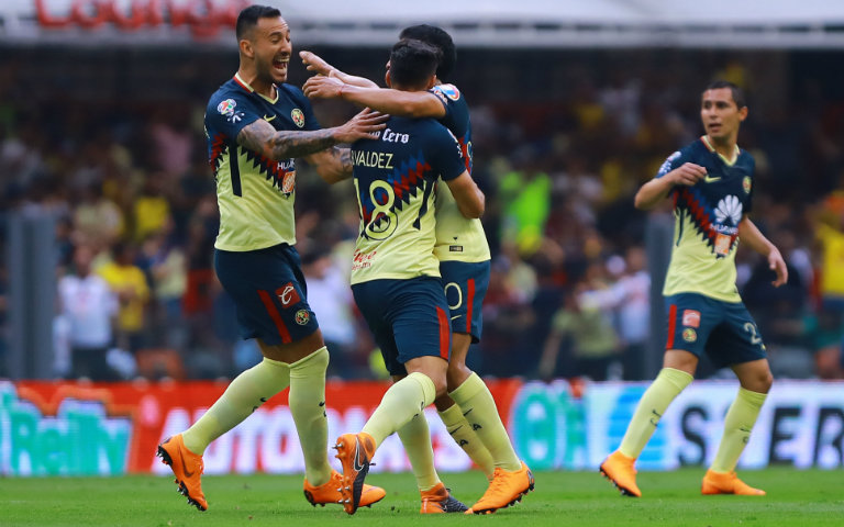 Aguilera festeja gol con América en el Azteca