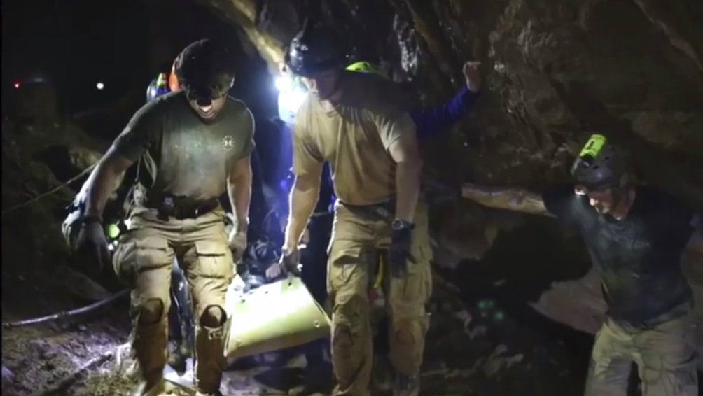 Elementos de rescate en la cueva de Tailandia