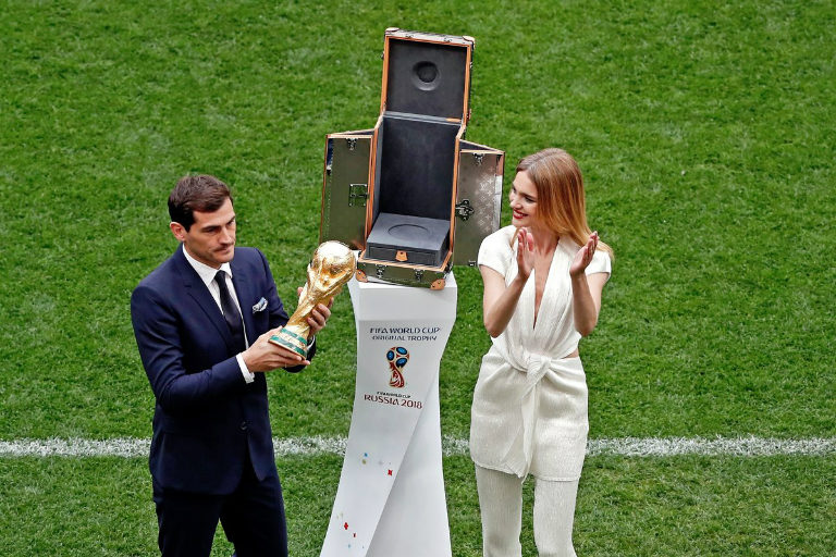 Iker Casillas presume título de la Copa del Mundo