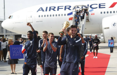 Hugo Lloris baja del avión con la Copa del Mundo
