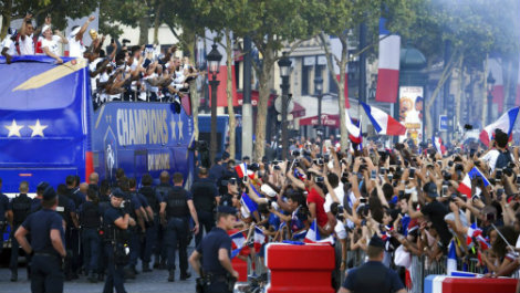 Jugadores de Francia pasean por París con la Copa del Mundo