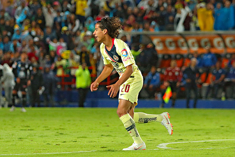 Lainez celebra un gol con América en el duelo ante Pachuca