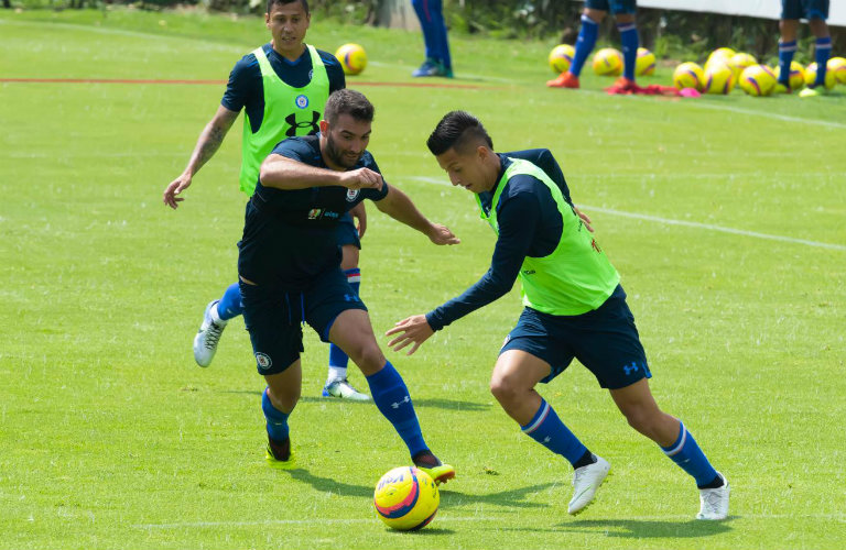 Roberto Alvarado conduce el esférico durante un entrenamiento con Cruz Azul