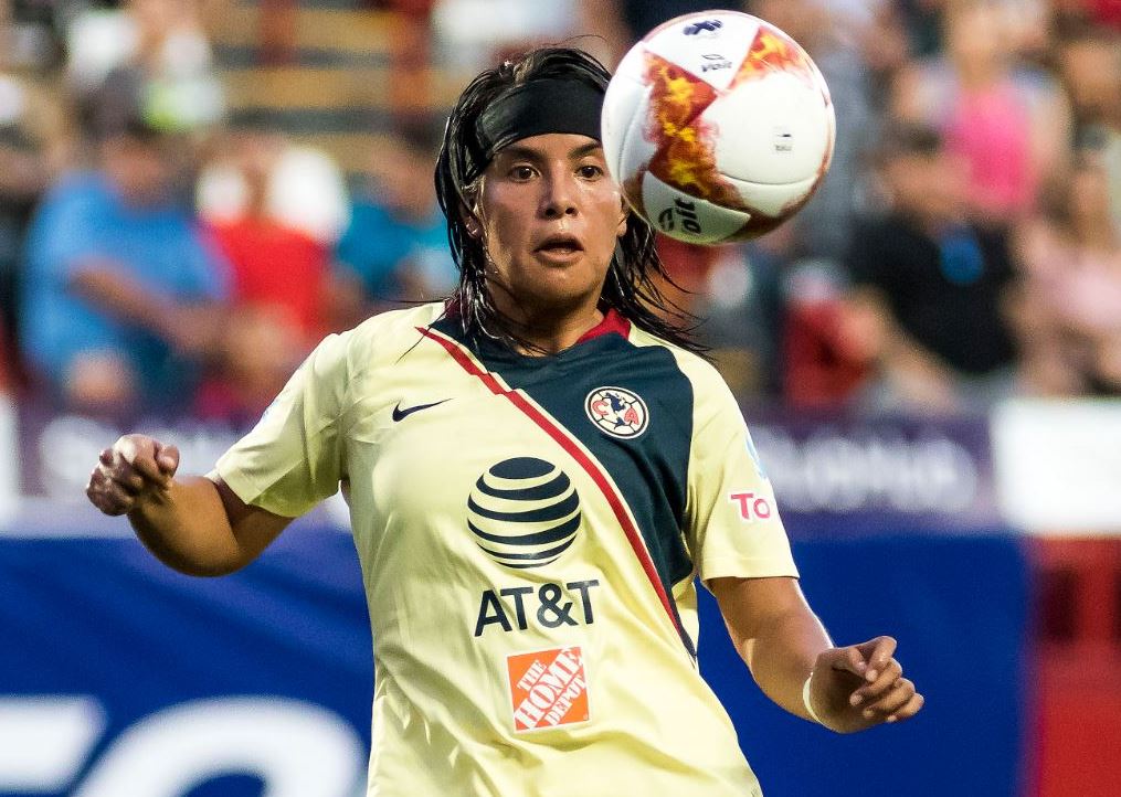 Lucero controla el esférico en duelo de la Liga MX Femenil