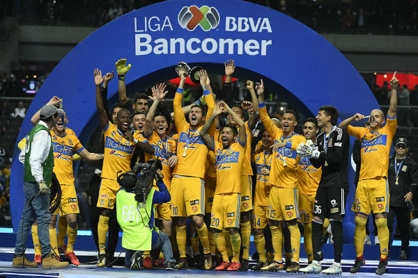 Jugadores de Tigres festejan el título que le ganaron a Rayados