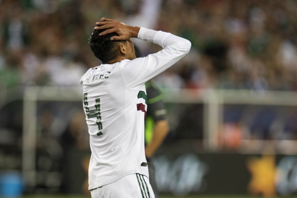 Edson Álvarez se lamenta durante el partido vs Estados Unidos