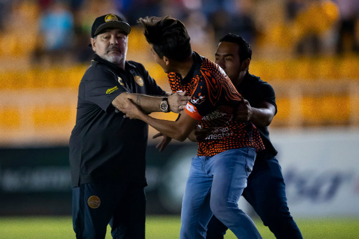 Maradona evita saludar a un aficionado