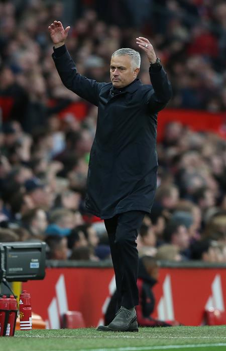 Mourinho levanta los brazos en un juego del Manchester United