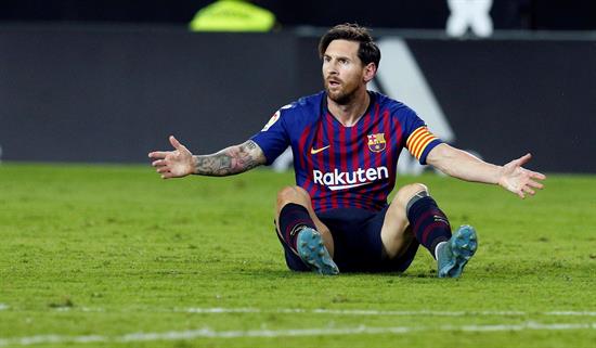 Messi reclama sentado en el césped