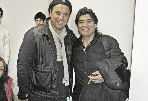 Antonio Mohamed y Maradona posan en la fotografía