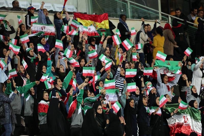 Mujeres iraníes apoyan durante el partido