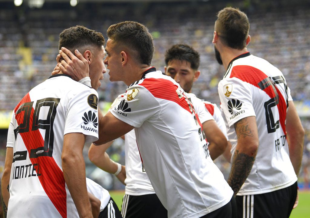 Jugadores de River Plate celebran gol en la Bombonera