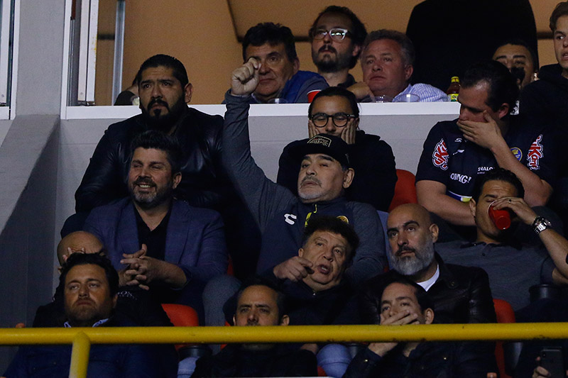 Maradona observa la Final desde un palco en el Alfonso Lastras