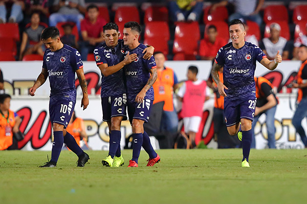 Jugadores de Veracruz se felicitan en juego contra Gallos 