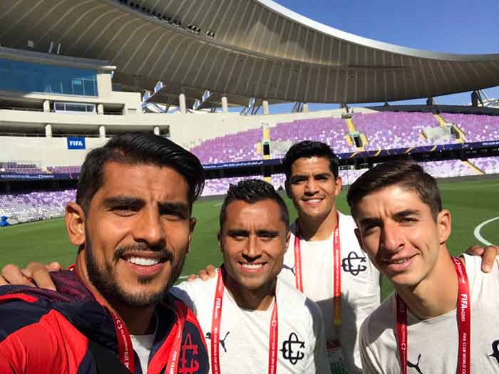 Elementos de Chivas se toman selfies en el estadio