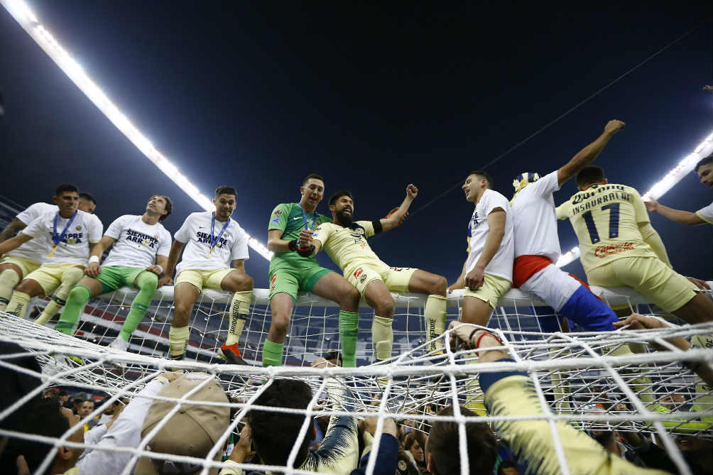 Los futbolistas azulcremas celebran el triunfo contra La Máquina