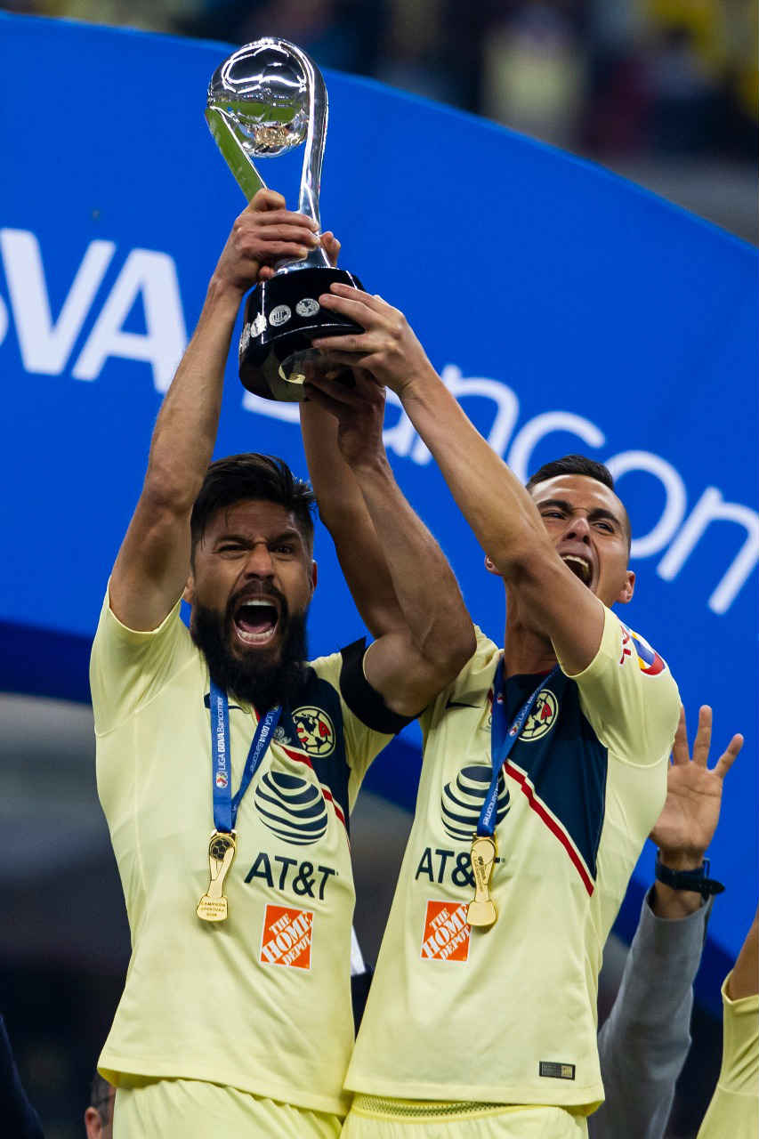 Oribe Peralta y Paul Aguilar levantan el trofeo