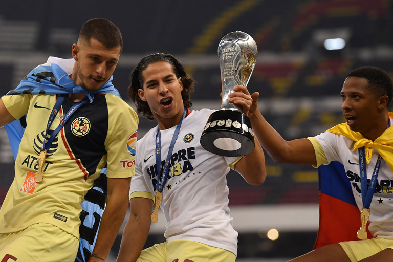 Diego Lainez alza el trofeo de la Liga MX