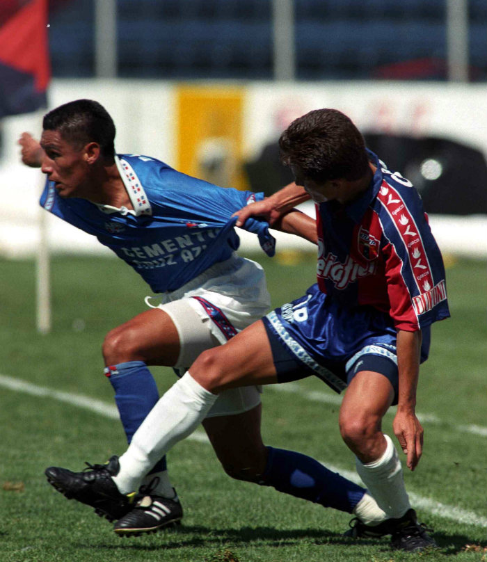 Victor Ruíz en juego con el Cruz Azul 