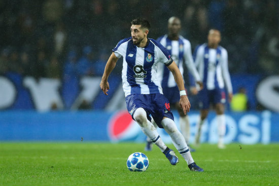 Herrera maneja la redonda en un partido del Porto 