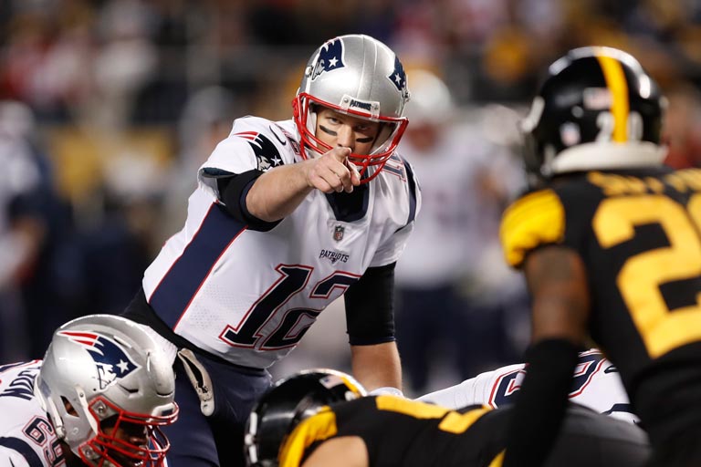 Tom Brady señala a un defensivo en el juego contra Steelers
