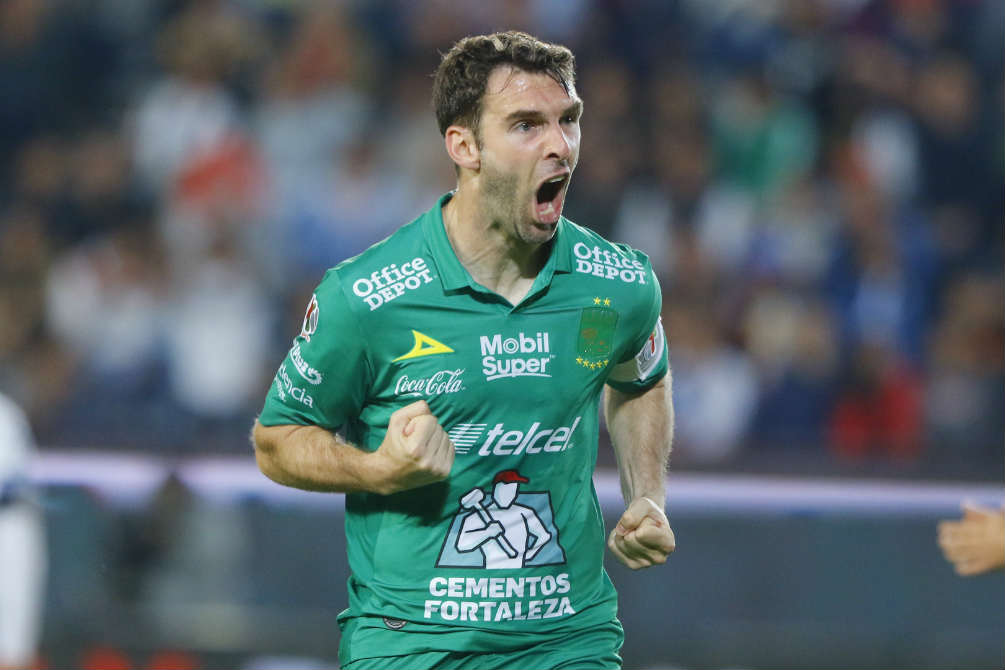 Mauro Boselli festeja un gol con el León