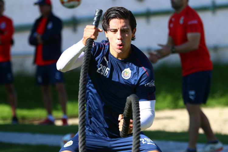 Galindo Jr., durante un entrenamiento con Chivas