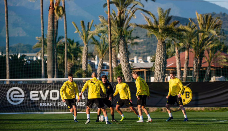 Jugadores del Dortmund trotan en un entrenamiento 