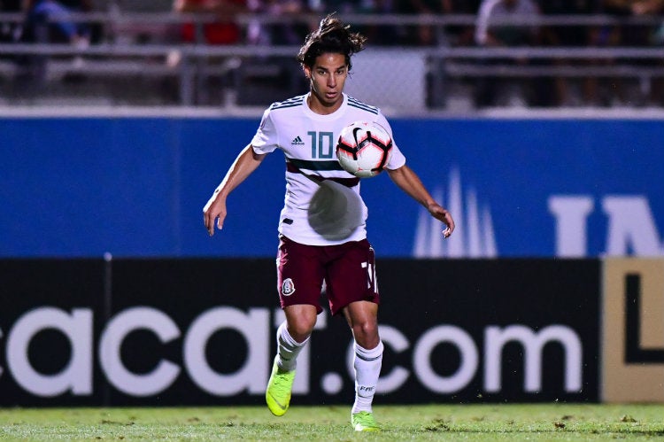 Diego Lainez conduce el esférico en un duelo con el Tri