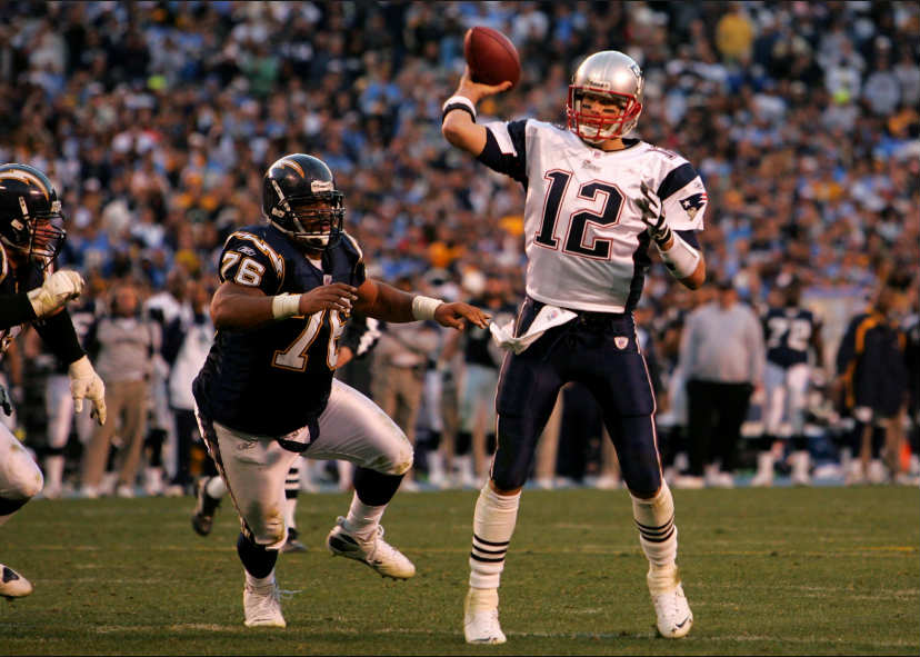 Tom Brady lanzando un pase contra los Chargers en los playoffs