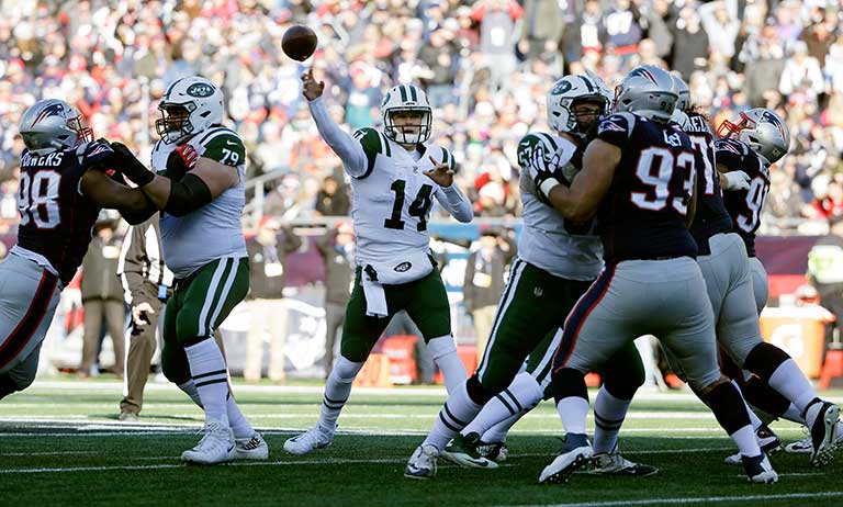 Sam Darnold lanza un pase con Jets