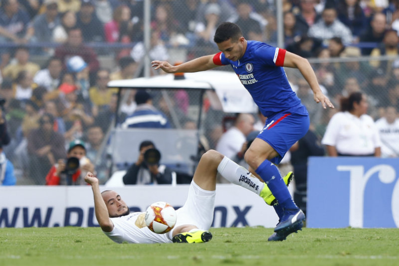 Marcone disputa un balón en un juego entre Cruz Azul y Pumas