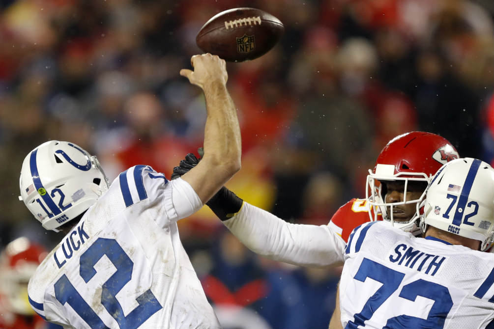 Andrew Luck perdiendo un balón con los Colts