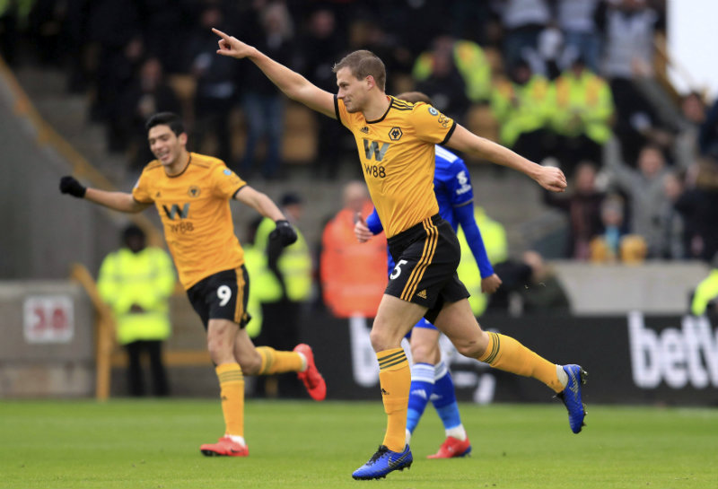 Ryan Bennett festeja su gol contra el Leicester 