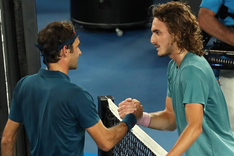 Federer y Tsitsipas se dan la mano tras terminar el juego