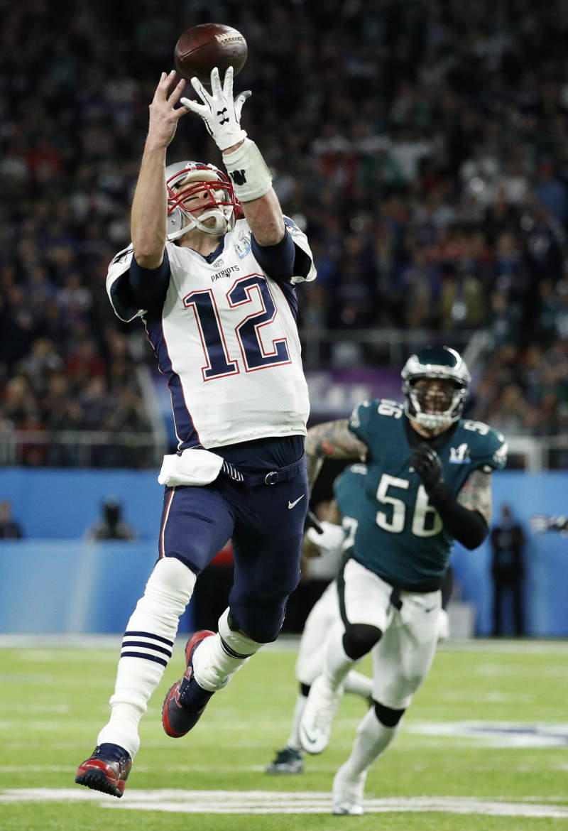 Tom Brady intenta atrapar un pase ante Philadelphia