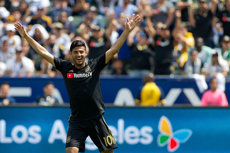 Vela celebra un gol con el LAFC