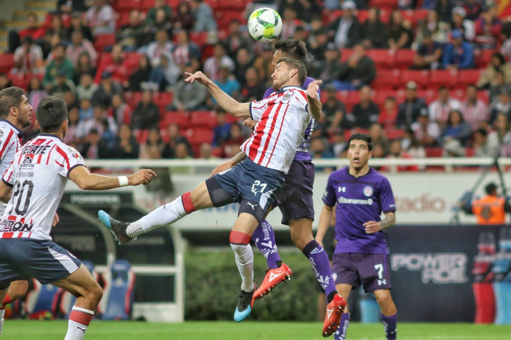 Hiram Mier disputa un balón durante el juego entre Chivas y Toluca