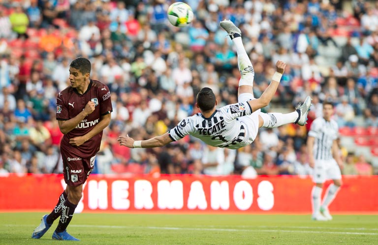 Rogelio Funes Mori intenta una chilena