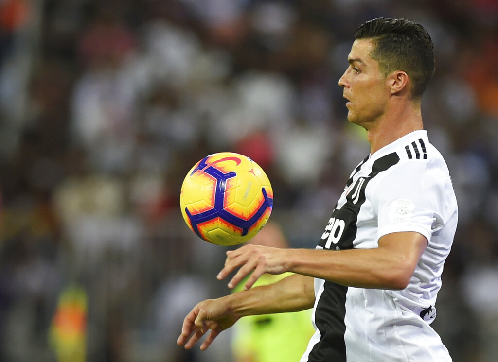 Cristiano Ronaldo domina el balón en partido con la Juventus 